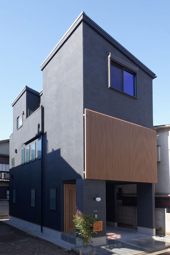 ハウステックス 【2000万円台|30坪台|3階建て|ビルトインガレージ】細長い土地を有効活用。黒の外観がお洒落な和モダンな家の建築実例画像3