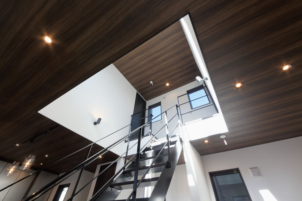 ハウステックス 【2000万円台|30坪台|3階建て|ビルトインガレージ】細長い土地を有効活用。黒の外観がお洒落な和モダンな家の建築実例画像4