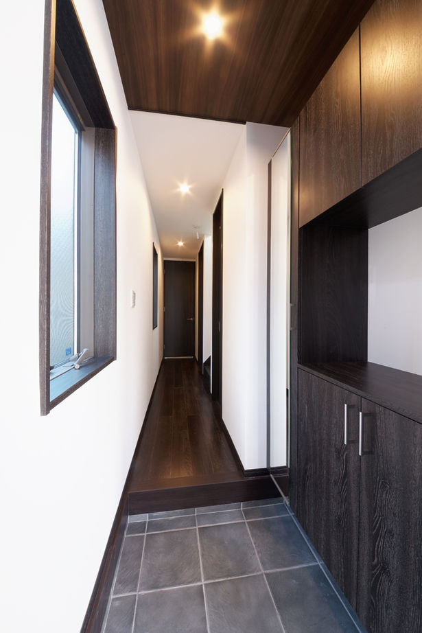 ハウステックス 【2000万円台|30坪台|3階建て|ビルトインガレージ】細長い土地を有効活用。黒の外観がお洒落な和モダンな家の建築実例画像6