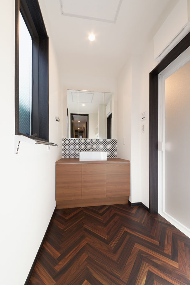 ハウステックス 【2000万円台|30坪台|3階建て|ビルトインガレージ】細長い土地を有効活用。黒の外観がお洒落な和モダンな家の建築実例画像7