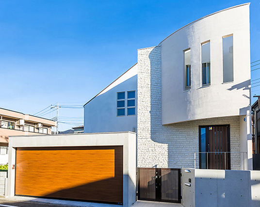 ハウステックス 【30坪台|ガレージ|バルコニー】表情豊かな外観デザイン。海外のオープンスタイルを採用した開放的な家の建築実例画像1