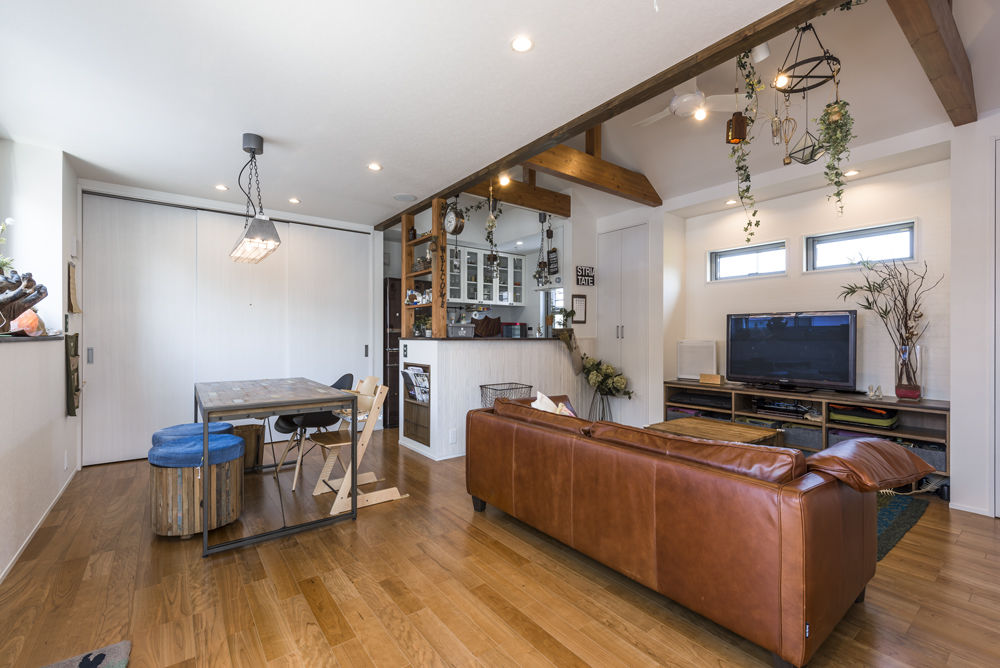 ハウステックス 【20坪台/2階建て/旗竿地】光と風を取り込む、好きを詰め込んだお洒落なブルックリンスタイルの住まいの建築実例画像2