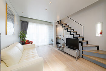 ハウステックス 【狭小地/2階建て/20坪台】インナーバルコニーとスケルトン階段のある開放的なリビングで、心地よい時間の建築実例画像2