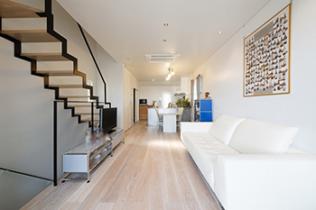 ハウステックス 【狭小地/2階建て/20坪台】インナーバルコニーとスケルトン階段のある開放的なリビングで、心地よい時間の建築実例画像4