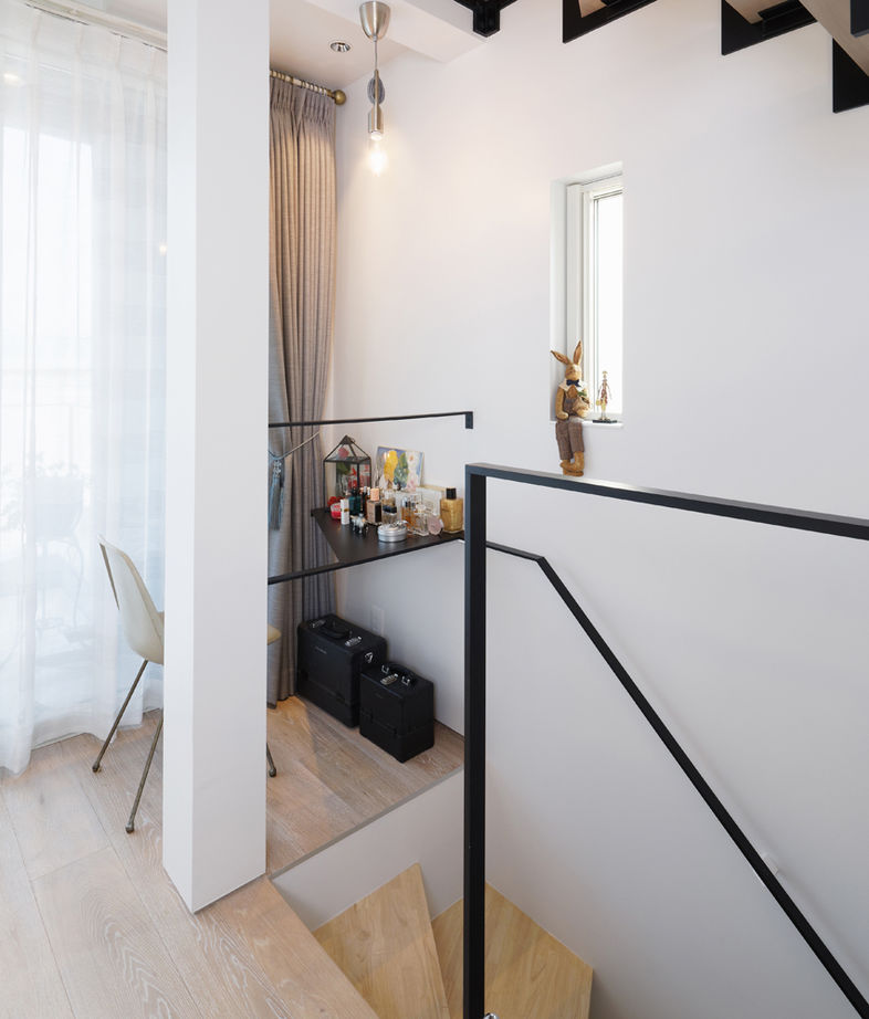 ハウステックス 【狭小地/2階建て/20坪台】インナーバルコニーとスケルトン階段のある開放的なリビングで、心地よい時間の建築実例画像5