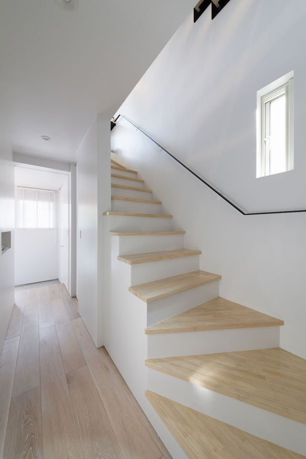 ハウステックス 【狭小地/2階建て/20坪台】インナーバルコニーとスケルトン階段のある開放的なリビングで、心地よい時間の建築実例画像8