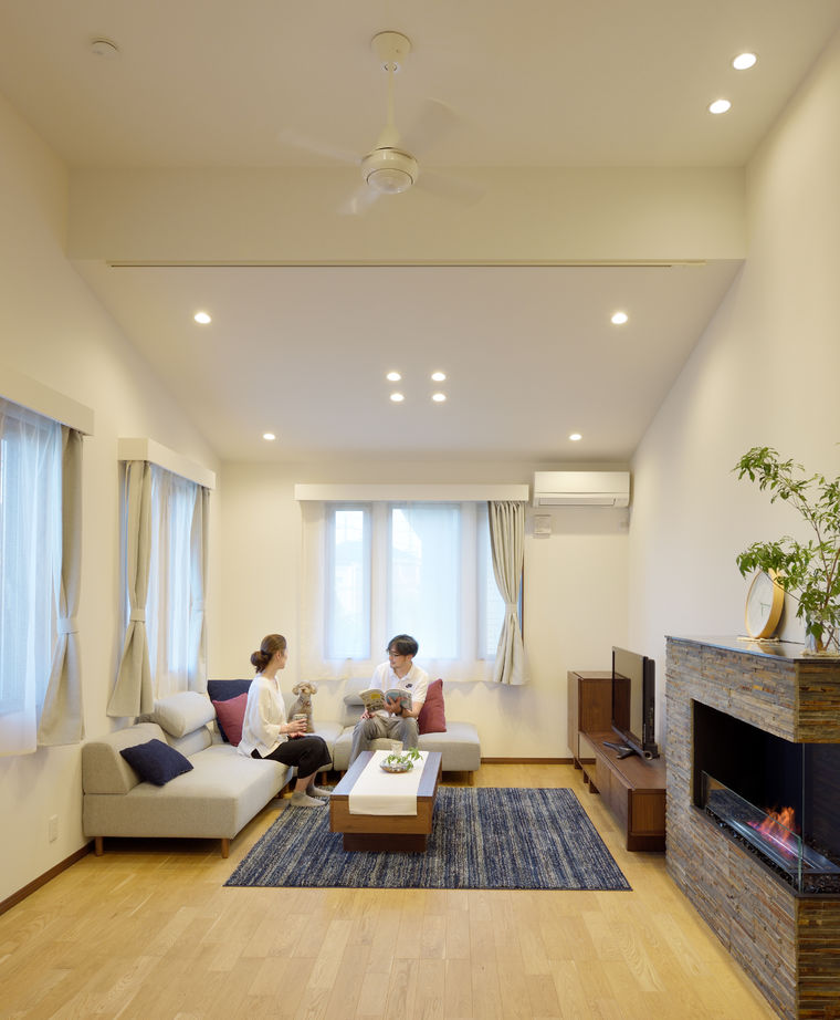 ハウステックス 【3000万円台|40坪台|ビルトインガレージ】暖炉やウッドデッキなど開放的なリゾート空間が広がる二世帯住宅の建築実例画像2