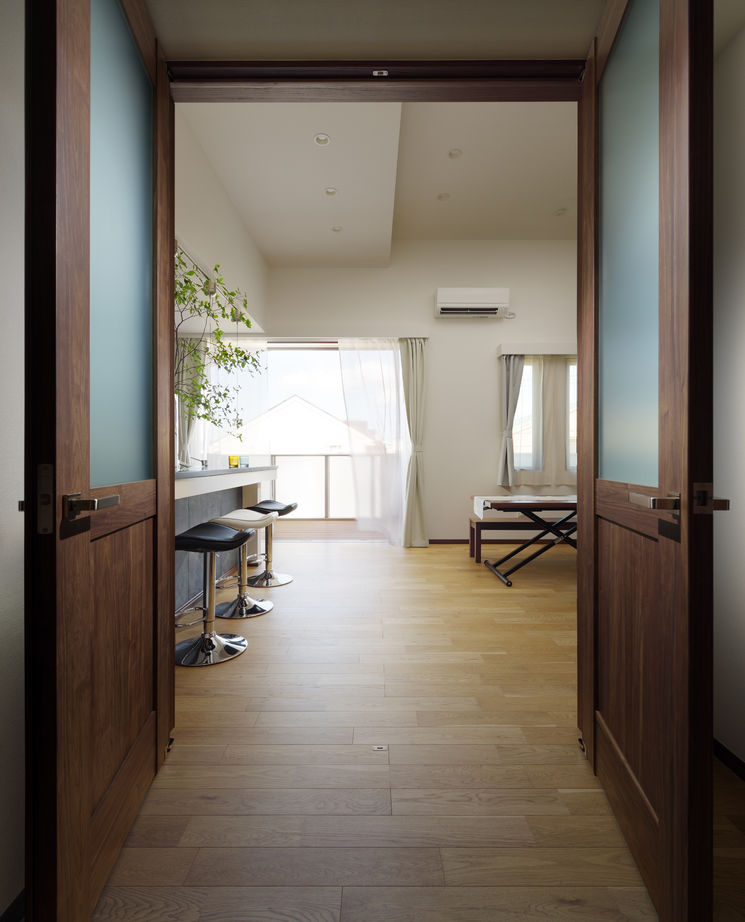 ハウステックス 【3000万円台|40坪台|ビルトインガレージ】暖炉やウッドデッキなど開放的なリゾート空間が広がる二世帯住宅の建築実例画像4