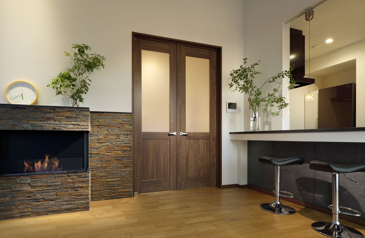 ハウステックス 【3000万円台|40坪台|ビルトインガレージ】暖炉やウッドデッキなど開放的なリゾート空間が広がる二世帯住宅の建築実例画像7