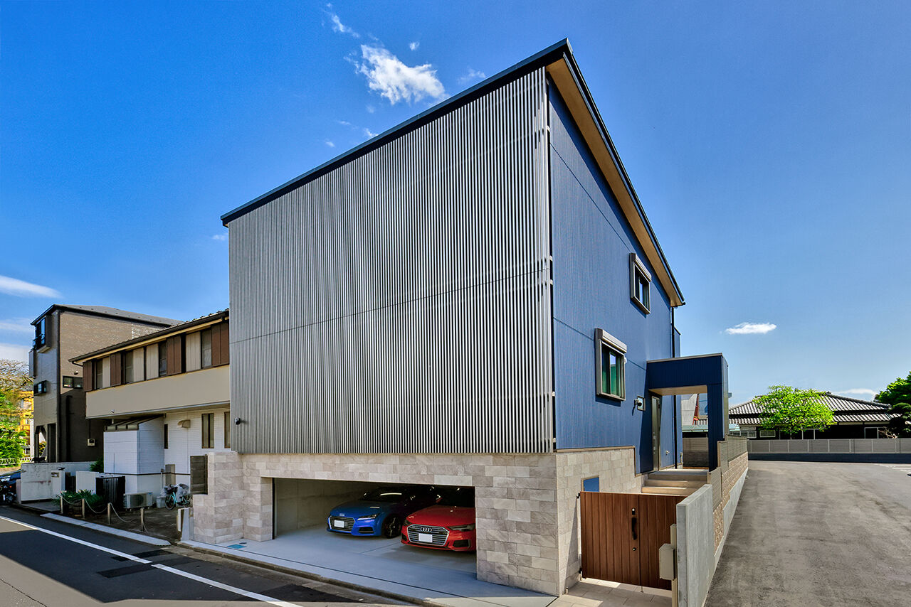 ハウステックス 【9000万円台/60坪台/地下1階・地上2階建て/SE構法】ルーバーの外観が印象的なビルトインガレージのある家の建築実例画像