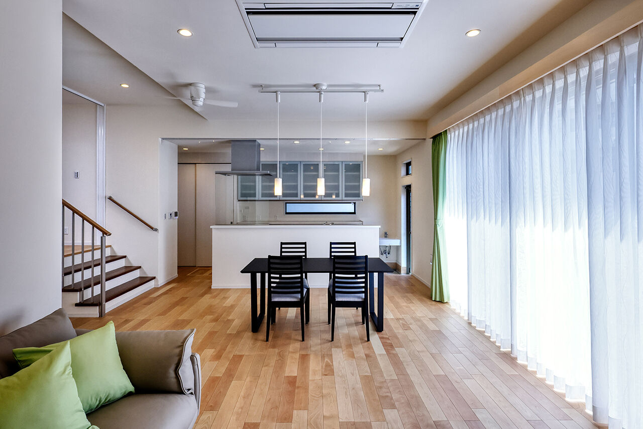 ハウステックス 【9000万円台/60坪台/地下1階・地上2階建て/SE構法】ルーバーの外観が印象的なビルトインガレージのある家の建築実例画像2