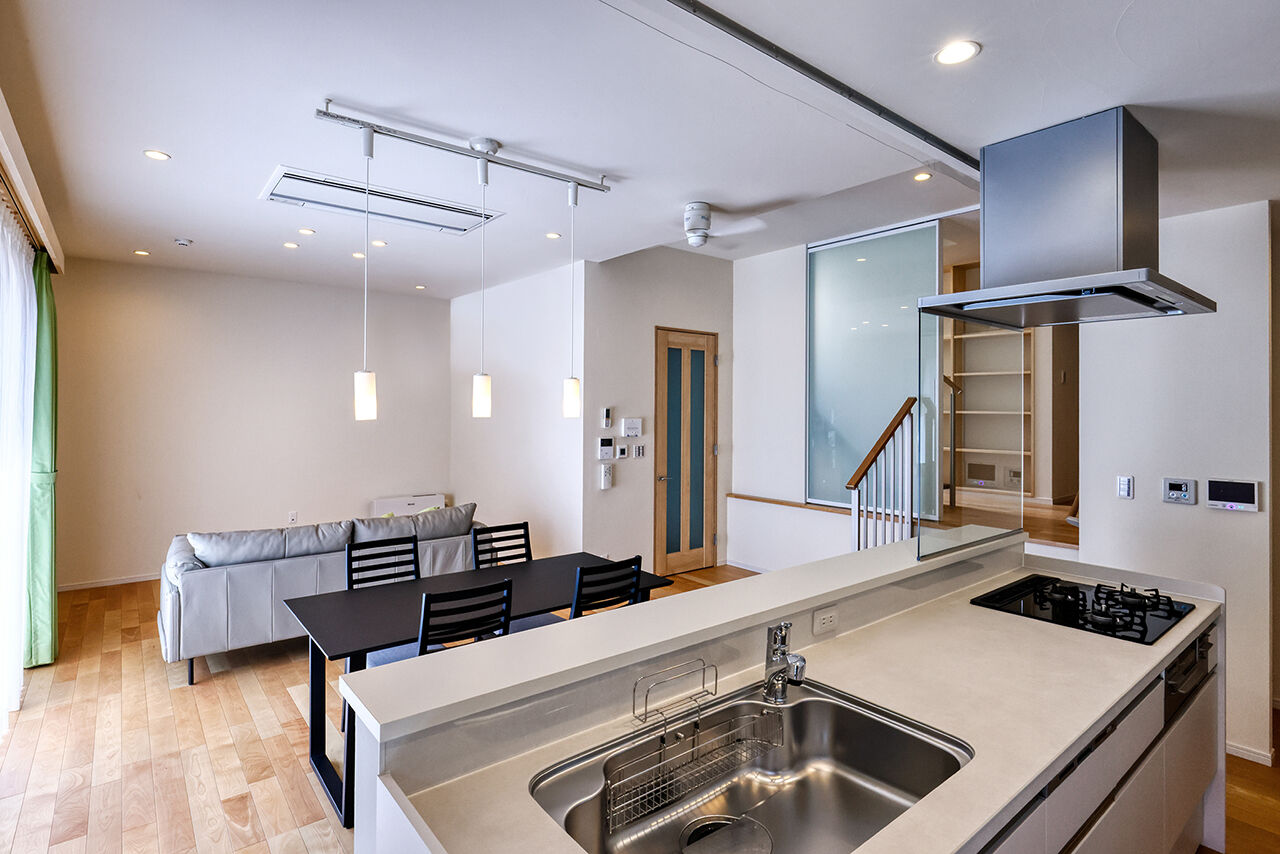 ハウステックス 【9000万円台/60坪台/地下1階・地上2階建て/SE構法】ルーバーの外観が印象的なビルトインガレージのある家の建築実例画像3