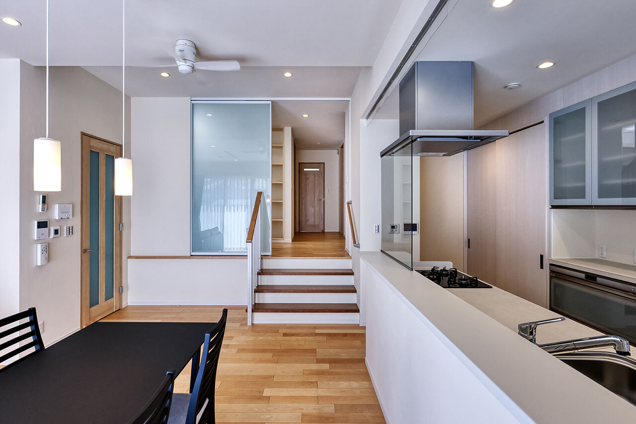 ハウステックス 【9000万円台/60坪台/地下1階・地上2階建て/SE構法】ルーバーの外観が印象的なビルトインガレージのある家の建築実例画像4