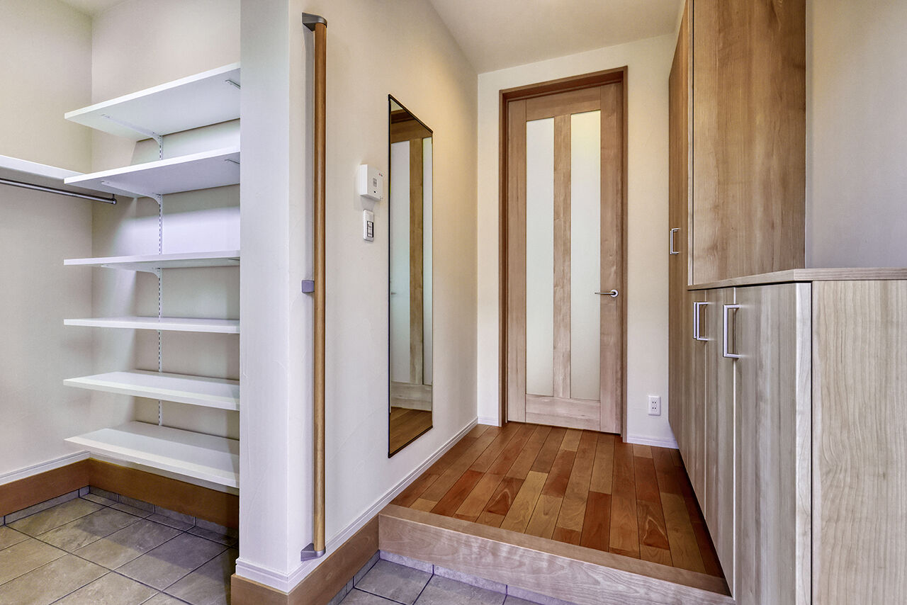 ハウステックス 【9000万円台/60坪台/地下1階・地上2階建て/SE構法】ルーバーの外観が印象的なビルトインガレージのある家の建築実例画像9