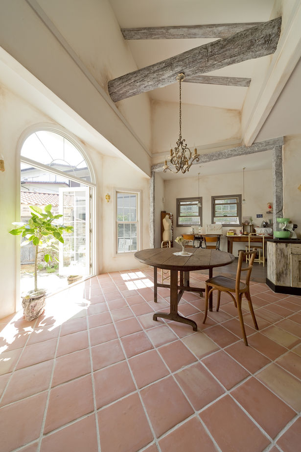 フレンチ工房 【4000万円台/ガレージ/中庭】心躍る路地裏や離れのある住まい。暮らしを潤すアイデアを随所に詰め込んでの建築実例画像2