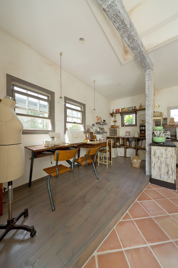 フレンチ工房 【4000万円台/ガレージ/中庭】心躍る路地裏や離れのある住まい。暮らしを潤すアイデアを随所に詰め込んでの建築実例画像4