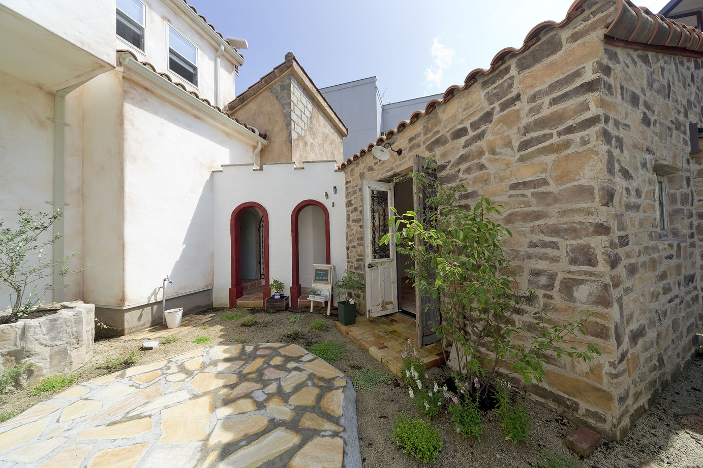 フレンチ工房 【4000万円台/ガレージ/中庭】心躍る路地裏や離れのある住まい。暮らしを潤すアイデアを随所に詰め込んでの建築実例画像8