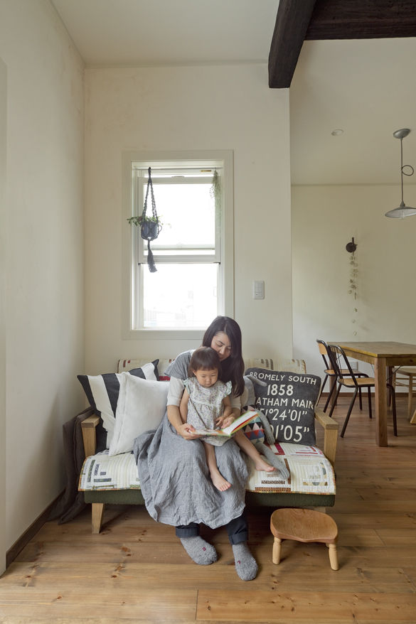 フレンチ工房 【2000万円台/間取り有】玄関は2つ。35坪でワーク&ホビーを楽しめる、おしゃれなデザイン住宅の建築実例画像2