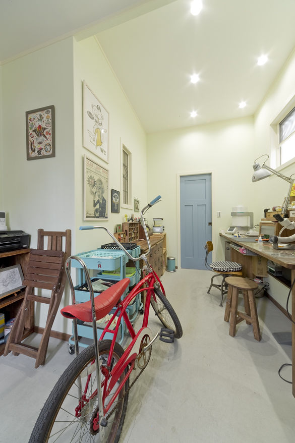 フレンチ工房 【2000万円台/間取り有】玄関は2つ。35坪でワーク&ホビーを楽しめる、おしゃれなデザイン住宅の建築実例画像4