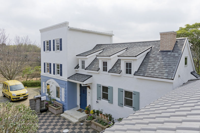 フレンチ工房 【2000万円台/間取り有/33坪】コンセプトはパリのショップ併用住宅。平屋と3階建てを連ねたブルーの家の建築実例画像1