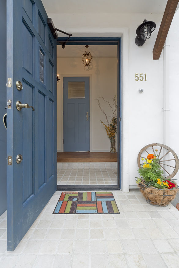 フレンチ工房 【2000万円台/間取り有/33坪】コンセプトはパリのショップ併用住宅。平屋と3階建てを連ねたブルーの家の建築実例画像2