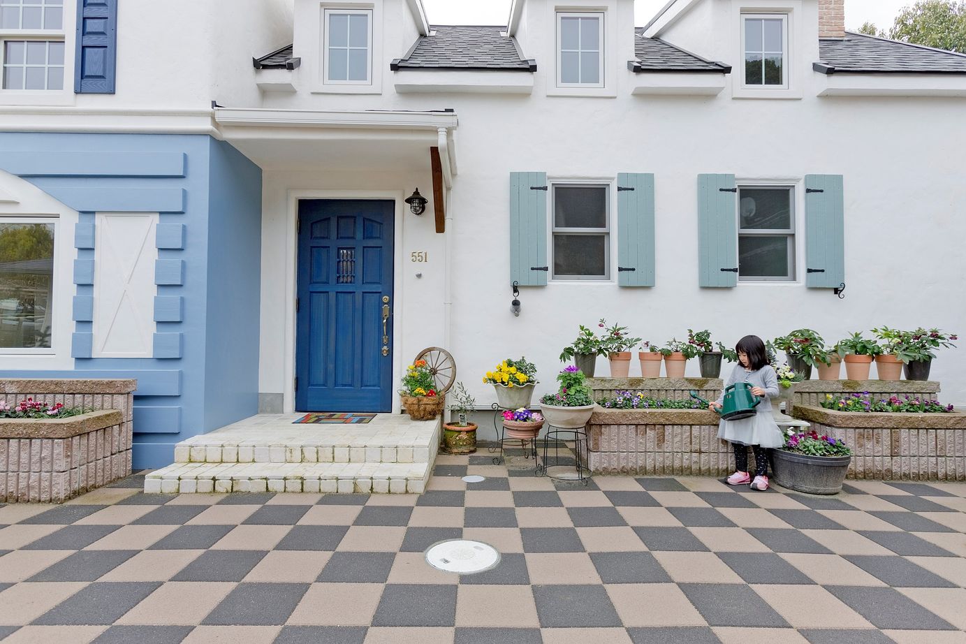 フレンチ工房 【2000万円台/間取り有/33坪】コンセプトはパリのショップ併用住宅。平屋と3階建てを連ねたブルーの家の建築実例画像10