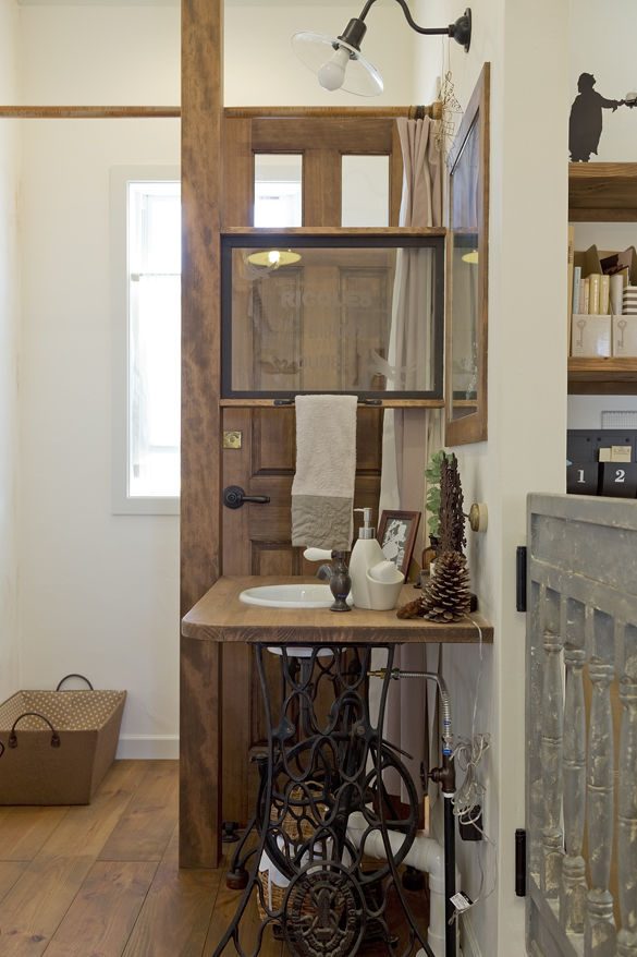 フレンチ工房 【2000万円台/加東市】シャビーシックな建具、半円窓、随所の自然素材も見どころ！アンティーク外観の家の建築実例画像3