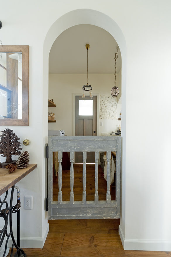 フレンチ工房 【2000万円台/加東市】シャビーシックな建具、半円窓、随所の自然素材も見どころ！アンティーク外観の家の建築実例画像5