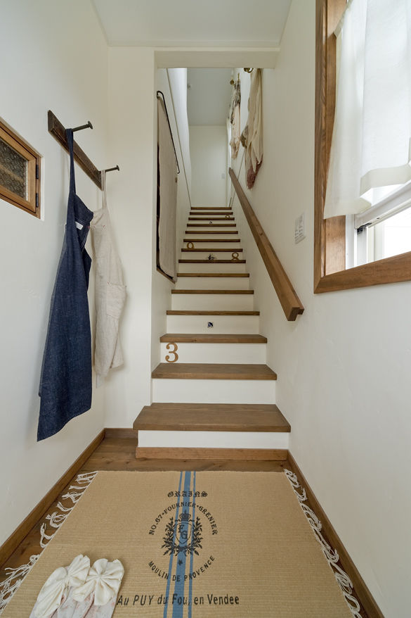 フレンチ工房 【2000万円台/加東市】シャビーシックな建具、半円窓、随所の自然素材も見どころ！アンティーク外観の家の建築実例画像6