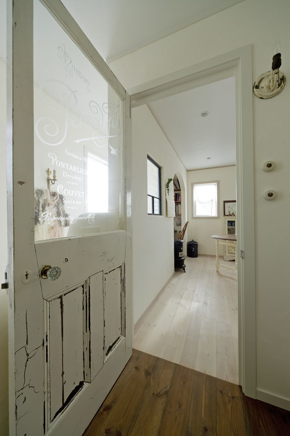 フレンチ工房 【2000万円台/加東市】シャビーシックな建具、半円窓、随所の自然素材も見どころ！アンティーク外観の家の建築実例画像7