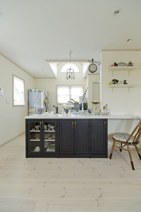 フレンチ工房 【2000万円台/加東市】シャビーシックな建具、半円窓、随所の自然素材も見どころ！アンティーク外観の家の建築実例画像8