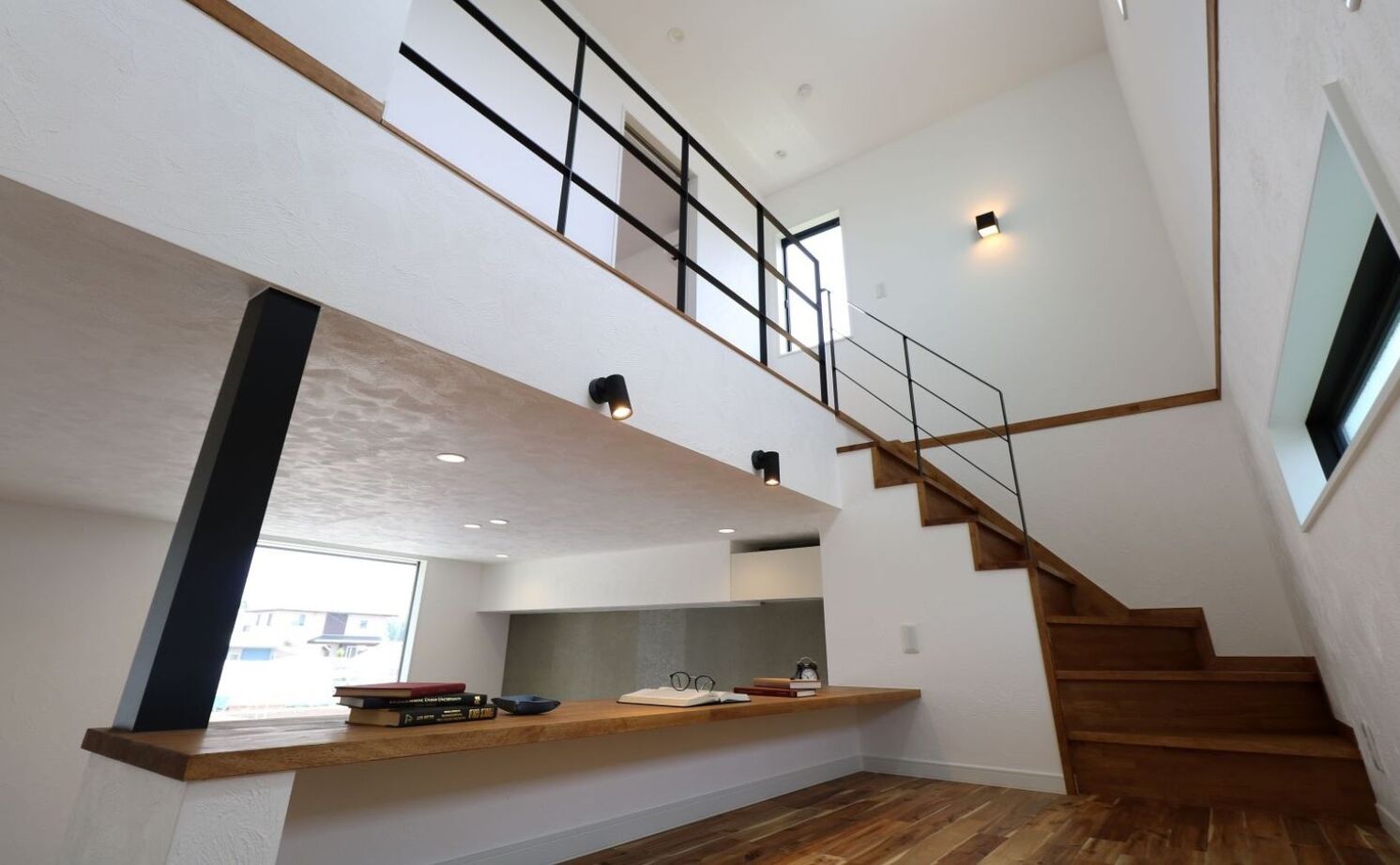 ヤマカ木材 【2000万円台/岐阜県/スキップフロア/自然素材】スキップフロアが空間を彩る開放感にこだわった家の建築実例画像3