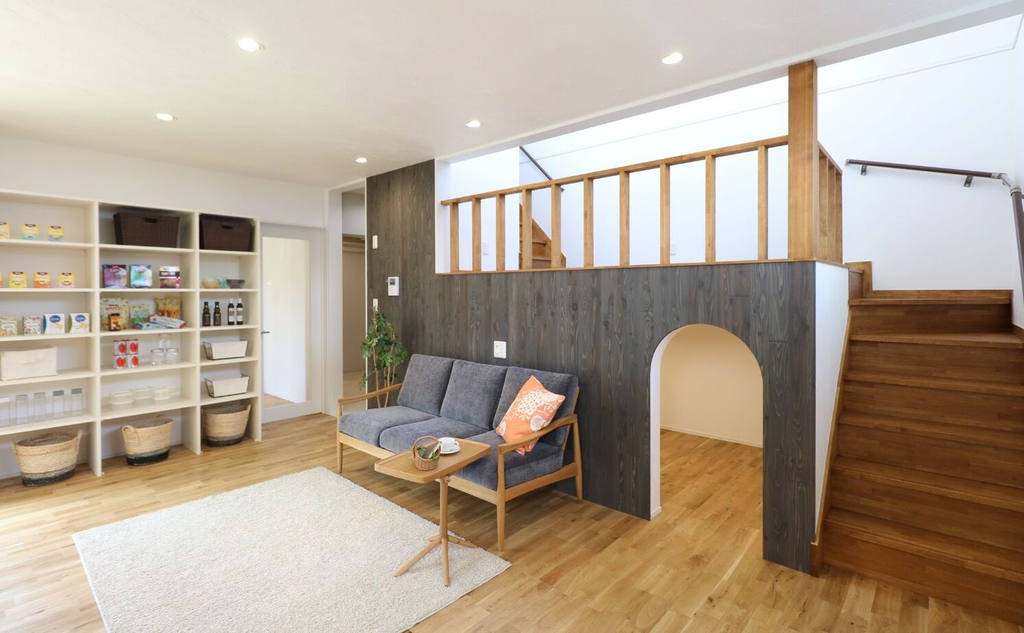 ヤマカ木材 【2000万円台/スキップフロア/無垢材】遊び心にあふれたリビング空間。子供たちと楽しむ理想の住まいの建築実例画像1