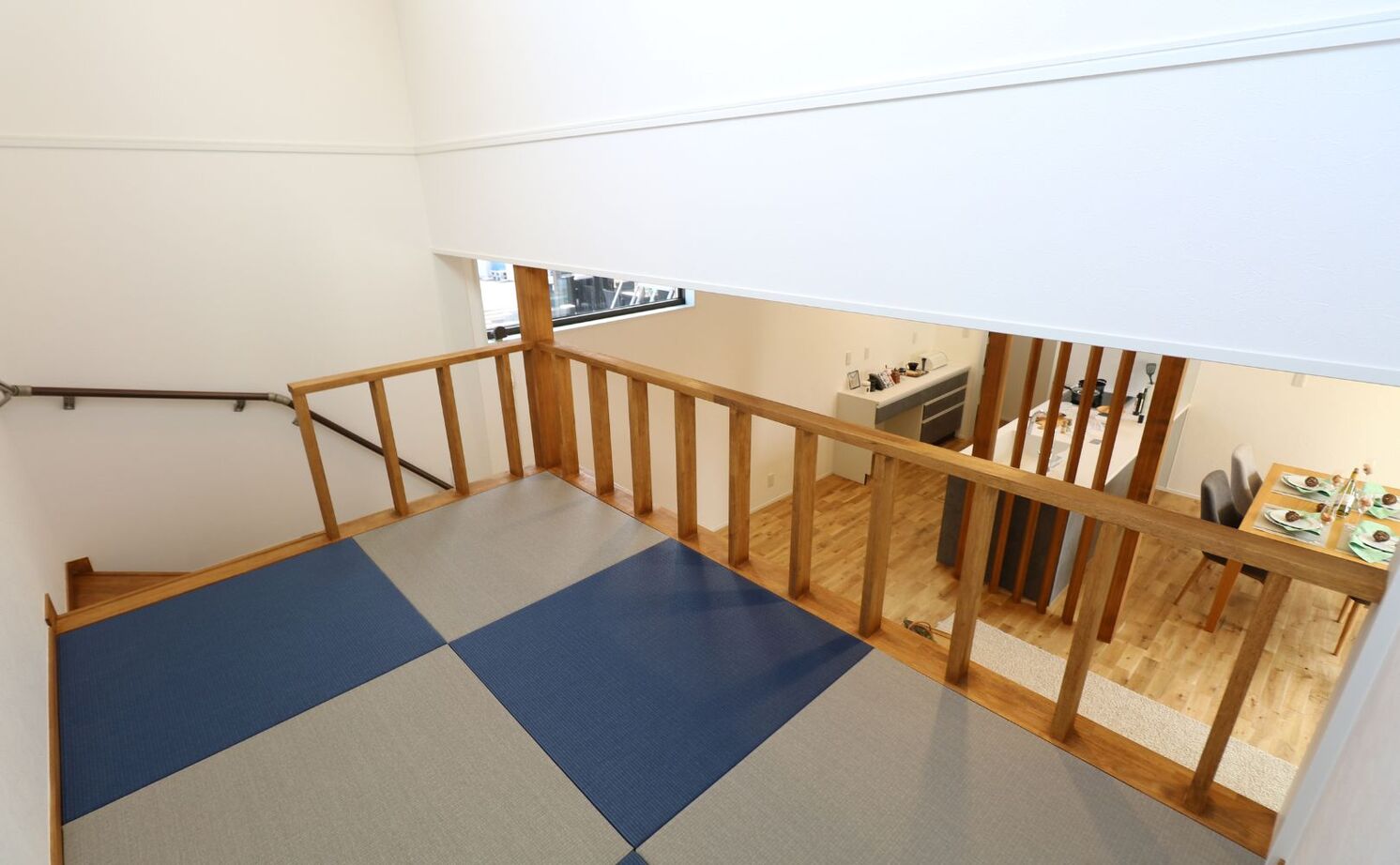 ヤマカ木材 【2000万円台/スキップフロア/無垢材】遊び心にあふれたリビング空間。子供たちと楽しむ理想の住まいの建築実例画像2