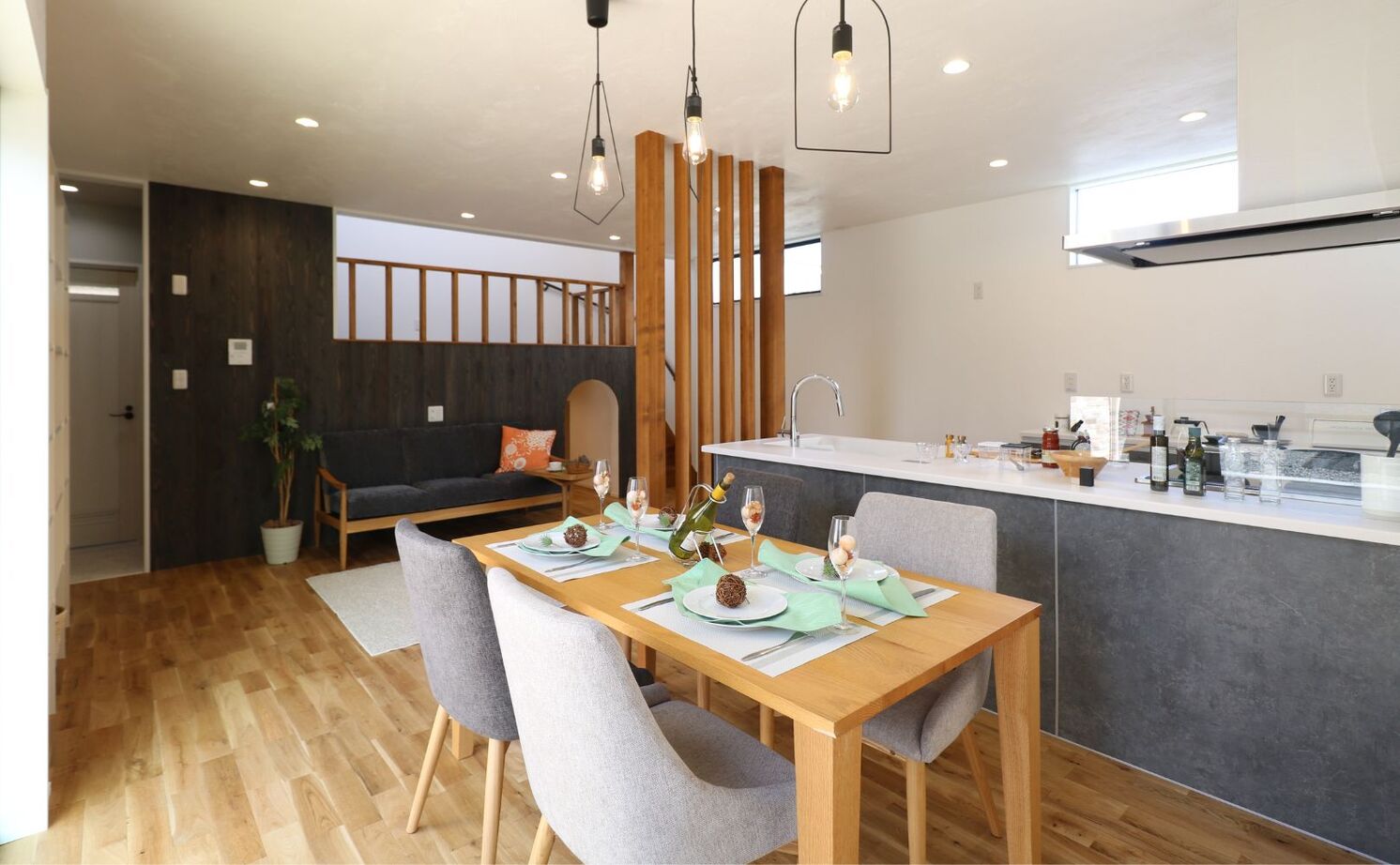 ヤマカ木材 【2000万円台/スキップフロア/無垢材】遊び心にあふれたリビング空間。子供たちと楽しむ理想の住まいの建築実例画像3