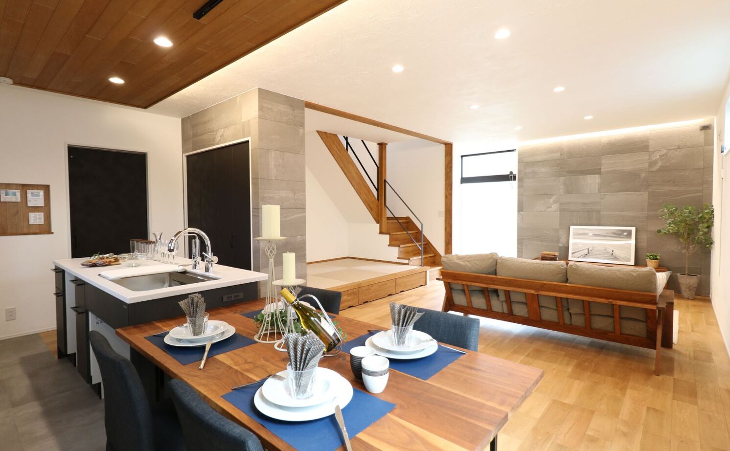 ヤマカ木材 【2000万円台/自然素材】アイランドキッチンで家事ラク。ちょっとした和の空間に、20帖の広々リビング。の建築実例画像1