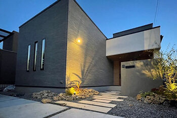 ヤマカ木材 【2000万円台・約39坪・2階建て・間取り図有り】和モダン×鉄骨階段/ホテルライクなモルタル風の造作洗面台の建築実例画像1