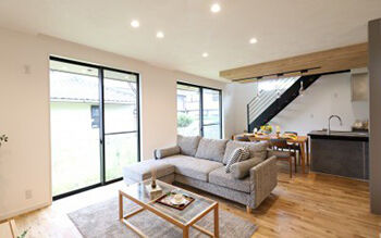 ヤマカ木材 【2000万円台・約39坪・2階建て・間取り図有り】和モダン×鉄骨階段/ホテルライクなモルタル風の造作洗面台の建築実例画像2