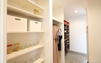 ヤマカ木材 【2000万円台・約39坪・2階建て・間取り図有り】和モダン×鉄骨階段/ホテルライクなモルタル風の造作洗面台の建築実例画像9