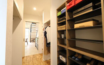 ヤマカ木材 【2000万円台・約39坪・2階建て・間取り図有り】和モダン×鉄骨階段/ホテルライクなモルタル風の造作洗面台の建築実例画像10