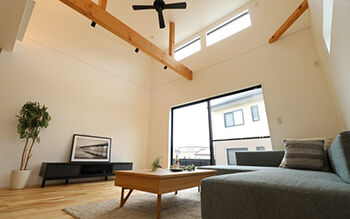 ヤマカ木材 【2000万円台・約33坪・平屋・間取り図有り】勾配天井の開放感×バーコーナーのあるキッチン/在宅ワークの建築実例画像2