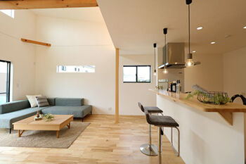 ヤマカ木材 【2000万円台・約33坪・平屋・間取り図有り】勾配天井の開放感×バーコーナーのあるキッチン/在宅ワークの建築実例画像3