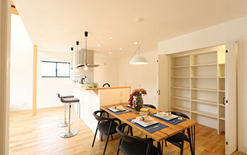 ヤマカ木材 【2000万円台・約33坪・平屋・間取り図有り】勾配天井の開放感×バーコーナーのあるキッチン/在宅ワークの建築実例画像4