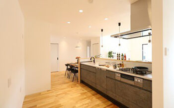 ヤマカ木材 【2000万円台・約33坪・平屋・間取り図有り】勾配天井の開放感×バーコーナーのあるキッチン/在宅ワークの建築実例画像5