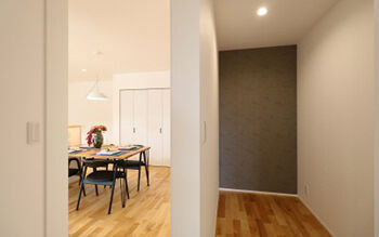 ヤマカ木材 【2000万円台・約33坪・平屋・間取り図有り】勾配天井の開放感×バーコーナーのあるキッチン/在宅ワークの建築実例画像6