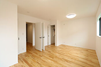 ヤマカ木材 【2000万円台・約33坪・平屋・間取り図有り】勾配天井の開放感×バーコーナーのあるキッチン/在宅ワークの建築実例画像9