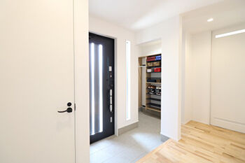 ヤマカ木材 【2000万円台・約33坪・平屋・間取り図有り】勾配天井の開放感×バーコーナーのあるキッチン/在宅ワークの建築実例画像10