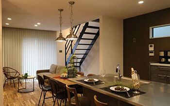 ヤマカ木材 【2000万円台・約25坪・2階建て・間取り図有り】狭小地×高級感/インテリアと設備にこだわった住まいの建築実例画像1