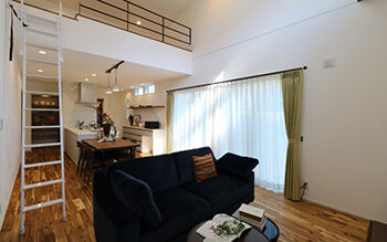 ヤマカ木材 【2000万円台・約34坪・平屋・間取り図有り】ロフトのある勾配天井LDK×車椅子に対応した幅の広い廊下の建築実例画像2