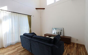 ヤマカ木材 【2000万円台・約34坪・平屋・間取り図有り】ロフトのある勾配天井LDK×車椅子に対応した幅の広い廊下の建築実例画像3